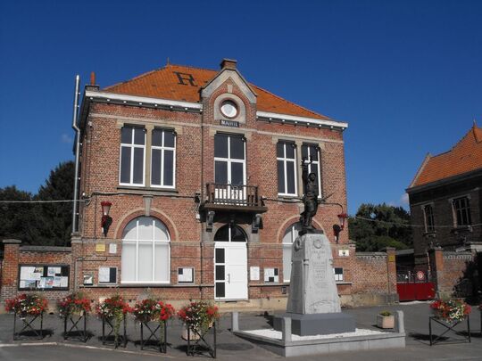 La Maire de Lécluse avec son monument