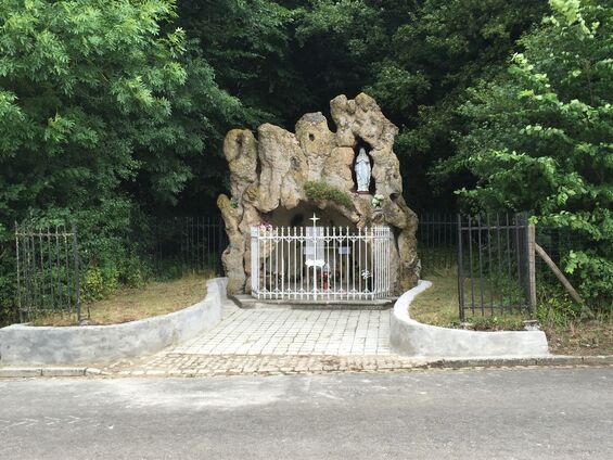 Reproduction de la grotte de Lourdes